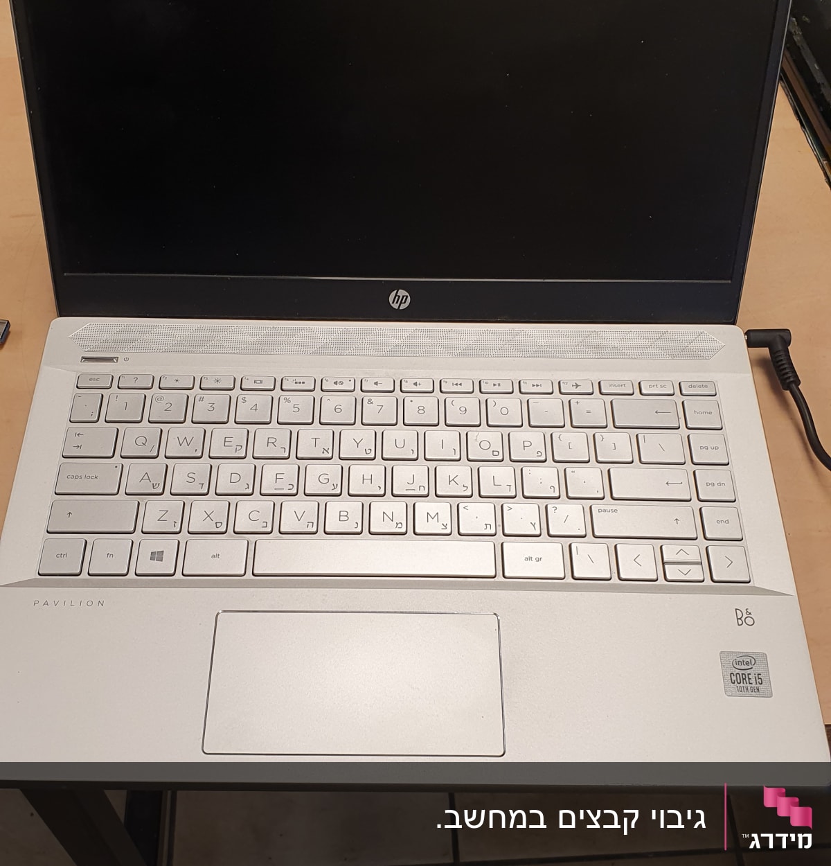 מחשב נייד HP עם מקלדת ותצוגה כבויה